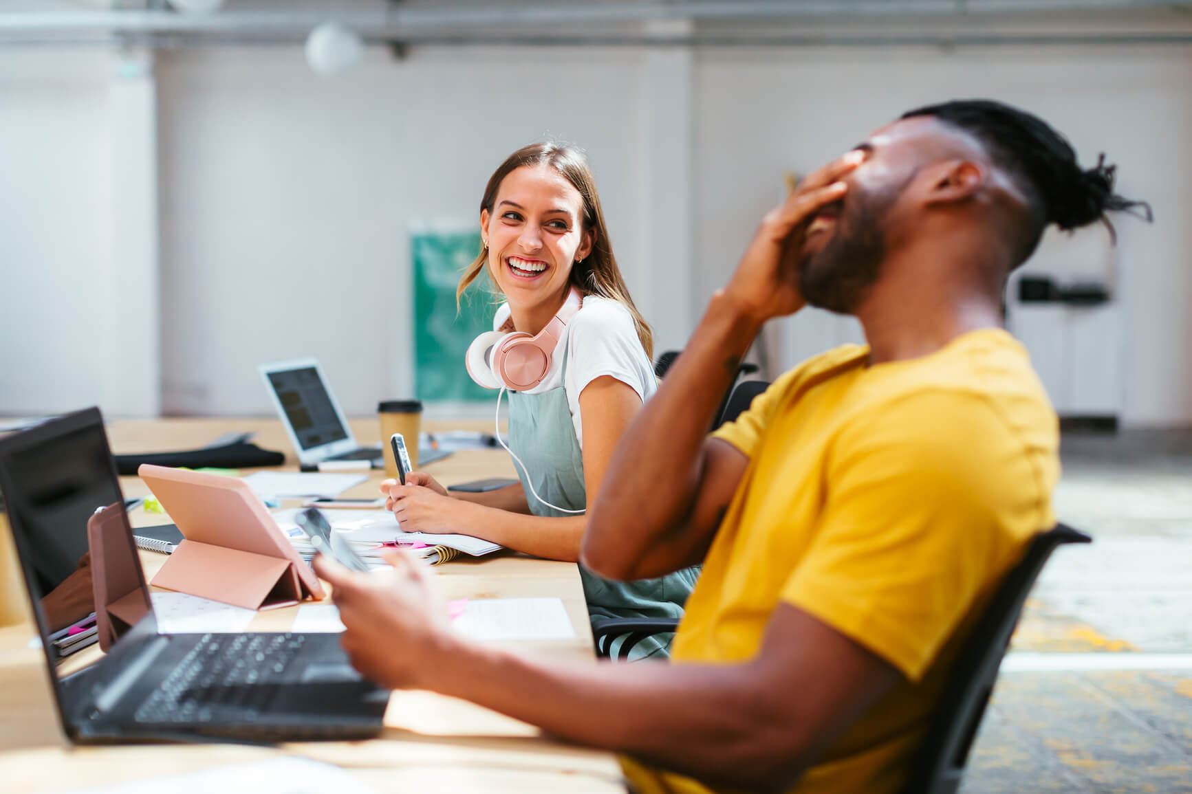 Pioneera_Hero_Image_laughing_colleagues Pioneera_Hero_Image_laughing_colleagues